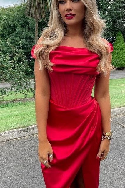 Woman wearing a figure flattering  Ava Bodycon Dress - Lipstick Red BODYCON COLLECTION